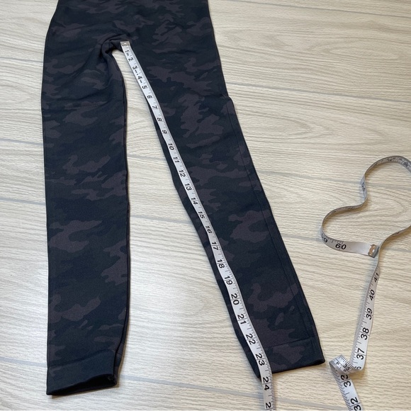 Spanx Green Camouflage Look at Me Now Seamless Leggings Women’s size Small - Picture 9 of 12